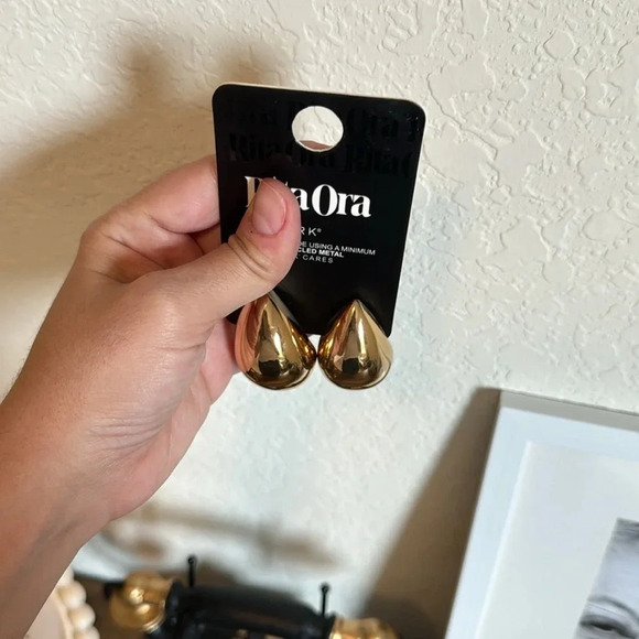 Oversized gold teardrop studs - Picture 2 of 3